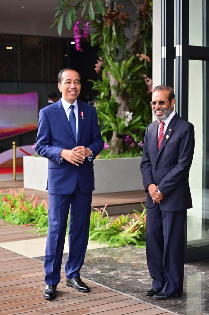 jokowi's tweet photo. Seharian ini, saya melakukan pertemuan bilateral dengan beberapa pemimpin negara ASEAN di Hotel Meruaroh, Labuan Bajo. 

Saya bertemu berturut-turut dengan PM Vietnam Pham Minh Chinh, PM Timor-Leste Taur Matan Ruak, PM Malaysia Anwar Ibrahim, dan PM Laos Sonexay Siphandone. https://t.co/CbQlohiE8n