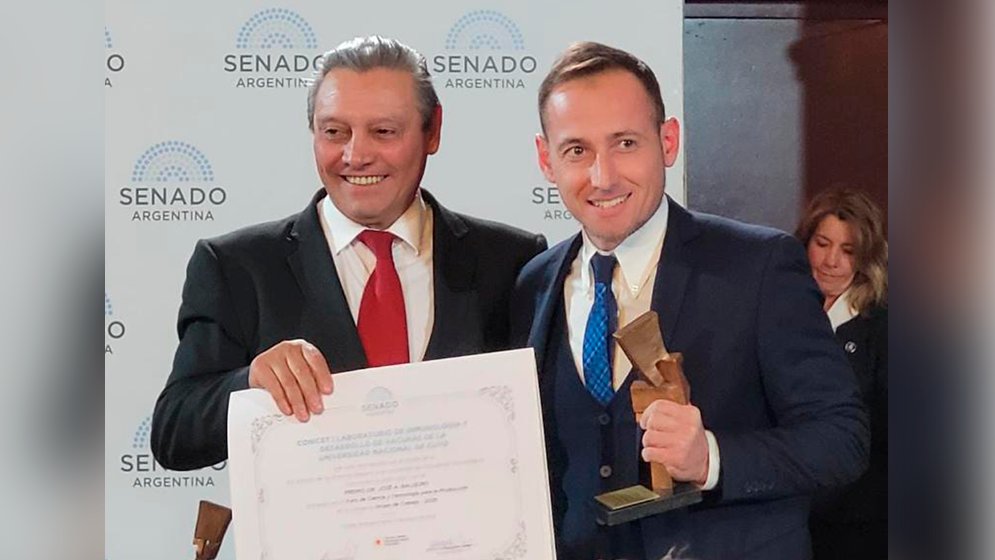 CONICETMendoza's tweet photo. 🔵El Laboratorio de Inmunología y Desarrollo de Vacunas del #IMBECU fue reconocido con el premio “Dr. José A. Balseiro”

👉El grupo de trabajo, dirigido por el Dr. Diego Cargnelutti, resultó ganador por su labor en el área de vinculación tecnológica.

✍️https://t.co/NbE3eoixpD https://t.co/5Pbag6S7Rx