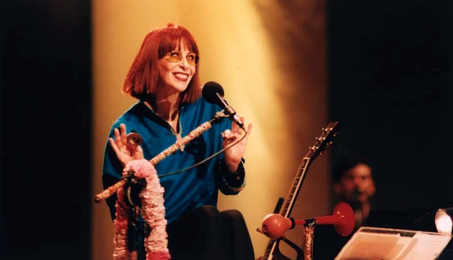 Gremio's tweet photo. Aos 75 anos, partiu, hoje, Rita Lee. Rainha do rock brasileiro, foi liberdade, irreverência e referência. Foi extraordinária, foi MUTANTE! Fica nossa homenagem e sentimentos a familiares, amigos e fãs, que seguirão levando adiante seu legado de explosão criativa. O show não para! https://t.co/RxnrXTbHIe