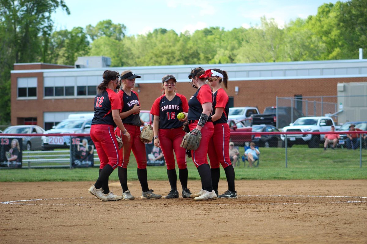 JRHSKnights's tweet photo. W for the Knights! @AustynMoran had a CG w/ 6 Ks, 2 BB, 1 ER - 3 hits. @RipleyBarry1 2 hits, triple, 2 runs, 2 RBI @LexiMcCullough7 2 hits, single, double, RBI.
@ellylackey14 2 hits, single, double. Pugh single, 2 RBI
@kayceerose29 single
@CloeyJo19 single, RBI, run. https://t.co/1Jd4rrQFtL