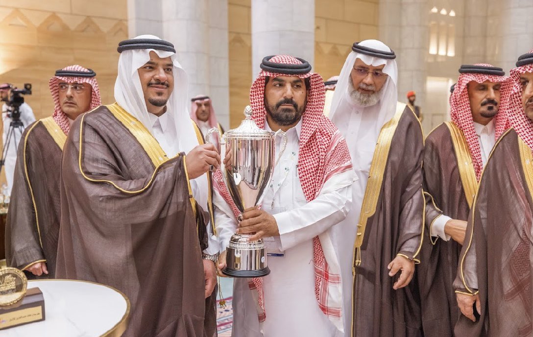 Bn_aduh's tweet photo. تشرفت ب السلام على صاحب السمو الملكي الامير محمد بن عبدالرحمن نائب امير منطقه الرياض وأستلمت رمز وكأس هضبه #هجن_نجد 
و أربع رموز اخرى🥇🥈🏅🏅🔥

#هجن_نجد 🥇🥇

الوعد قداام🥇 https://t.co/DTDuipr6dr