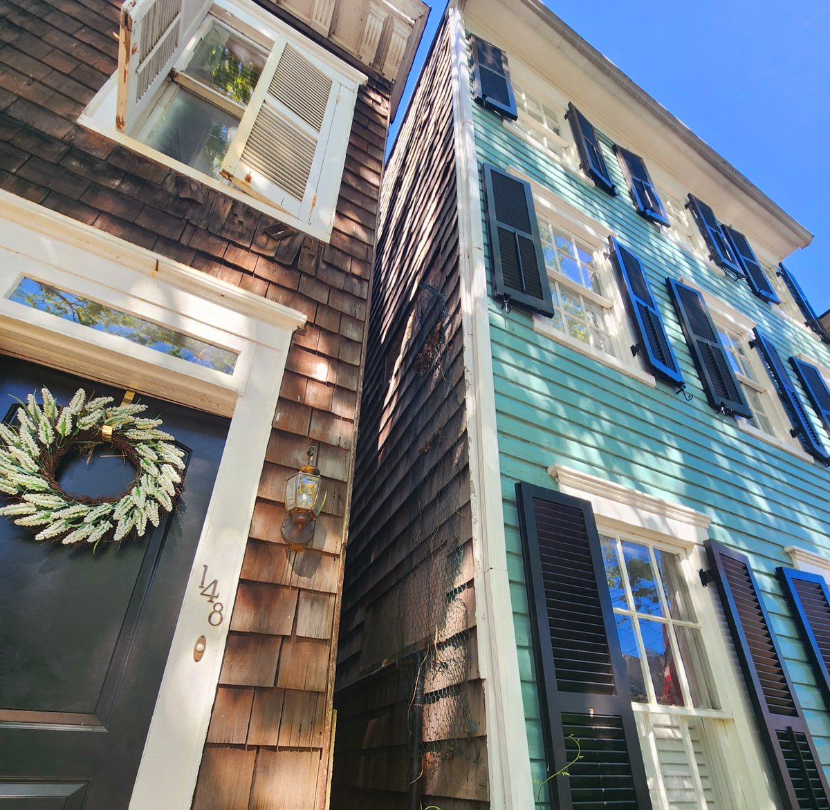 Annapolis, MD - a town steeped in history and cedar! 🌲Some famous figures who once called Annapolis home include Francis Scott Key, William Paca, Robert Duvall, and future NFL HOF Coach Bill Belichick.We want to see the cedar in your town! 
#HistoricArchitecture #EastEndCedarCo