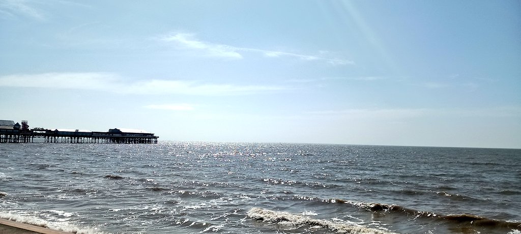 VodkaGothBitch's tweet photo. The sun is out 😀🌞💛 #blackpool #ownpics https://t.co/MtX3ijnJne