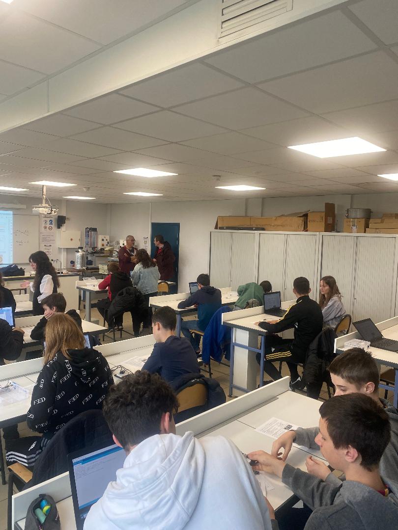 CurieBernay's tweet photo. 🥇🏆"lutter contre l'autocensure des élèves par un accompagnement continu dès la classe de 4ème" Nos élèves ont bénéficié d'une présentation de qualité des filières🧪 STI2D/STL🔬 dans le cadre des Cordées de la réussite.Un grand merci aux collègues du lycée A.Fresnel @MoncadaFra https://t.co/ByBbnqlU2u