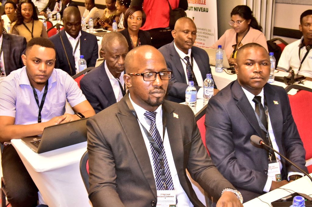 RTNBurundi's tweet photo. Selon le représentant des jeunes bdais, l'engouement des jeunes à l'entrepreneuriat et le dvpt a été motivé par le soutien du @BurundiGov & du Chef l'État surnommé "ami des jeunes" par la mise en place des institutions de financement des projets des jeunes coe #PAEJ, #BIJE,#FGA https://t.co/3I9im4pNUK