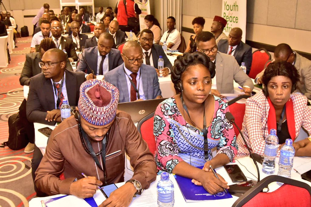 RTNBurundi's tweet photo. Selon le représentant des jeunes bdais, l'engouement des jeunes à l'entrepreneuriat et le dvpt a été motivé par le soutien du @BurundiGov & du Chef l'État surnommé "ami des jeunes" par la mise en place des institutions de financement des projets des jeunes coe #PAEJ, #BIJE,#FGA https://t.co/3I9im4pNUK