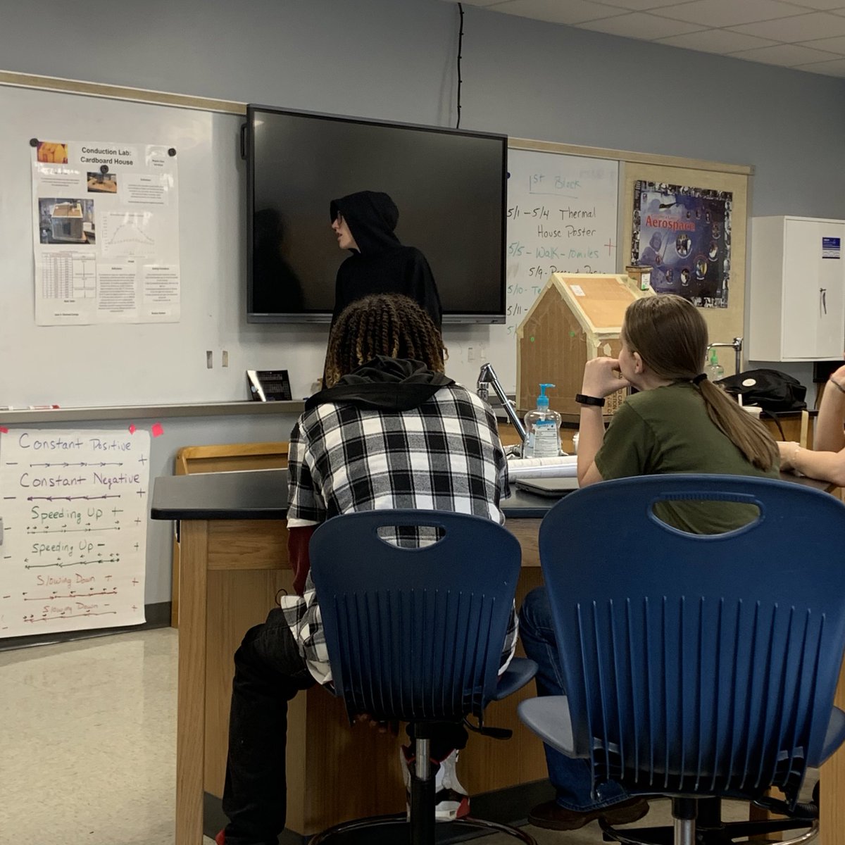 CPS_DouglassHS's tweet image. Awesome radiation and convection lab presentations today with @ZinszerPhysics! Thanks to @COMOSustain for helping with this project and educating our students! #wework #alternativeed #cpsbest