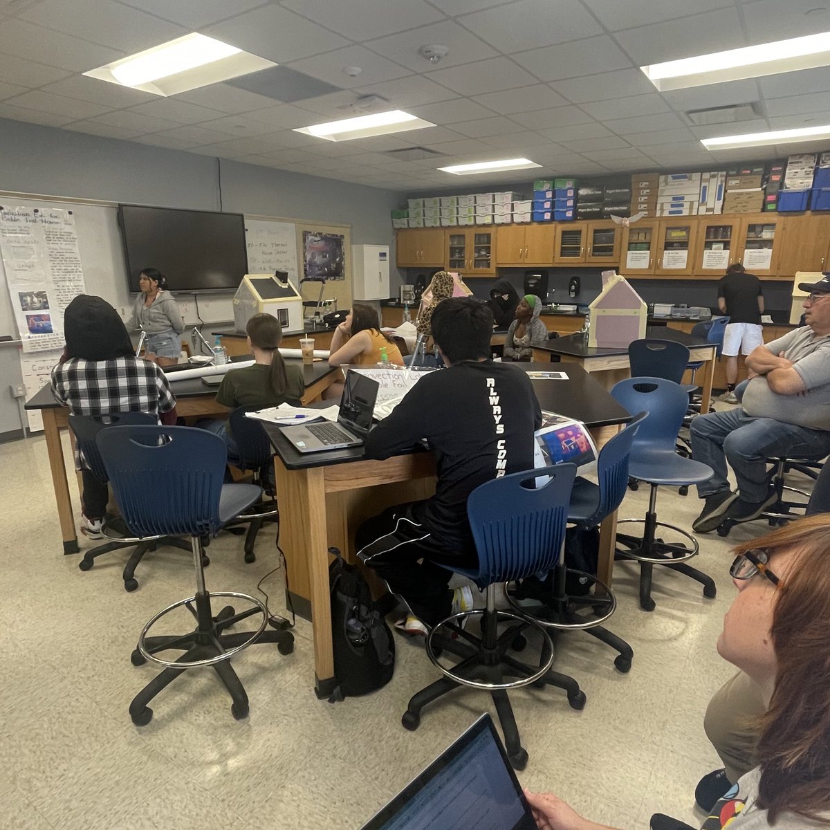 CPS_DouglassHS's tweet image. Awesome radiation and convection lab presentations today with @ZinszerPhysics! Thanks to @COMOSustain for helping with this project and educating our students! #wework #alternativeed #cpsbest