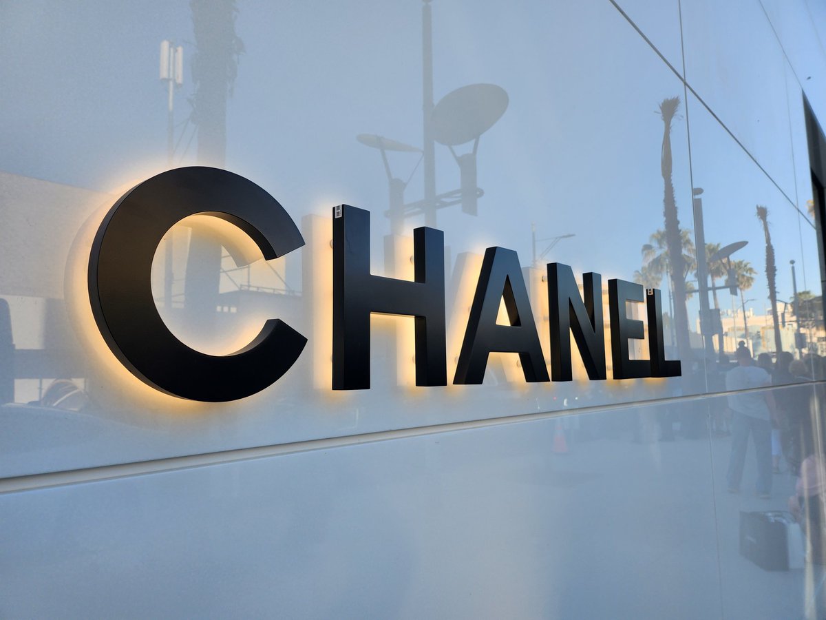 MTJJ_USA's tweet photo. MTJJ USA enjoyed a day out in the beautiful LA weather yesterday. Can't wait to support our handsome and talented CHANEL House Ambassador #WangYibo tonight @CHANEL 💚💚 https://t.co/voLUb6Gifa