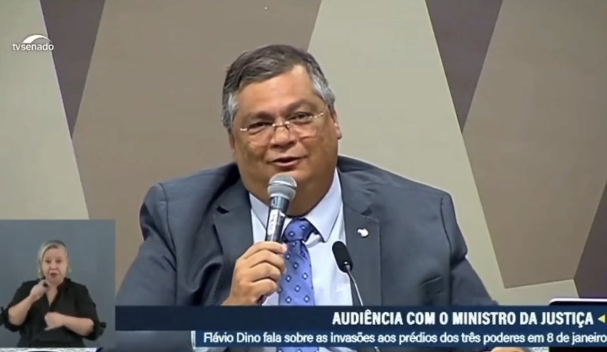 ViniciusJansen7's tweet photo. Assistindo aqui a audiência da Comissão de Segurança Pública no senado. O ministro @FlavioDino almoçou cedo demais. Nem era 10H e ele já estava na sobremesa. 😂😂😂
Dando uma aula pro Marcos do val (bolsominion). https://t.co/Q0YWkRSaIN