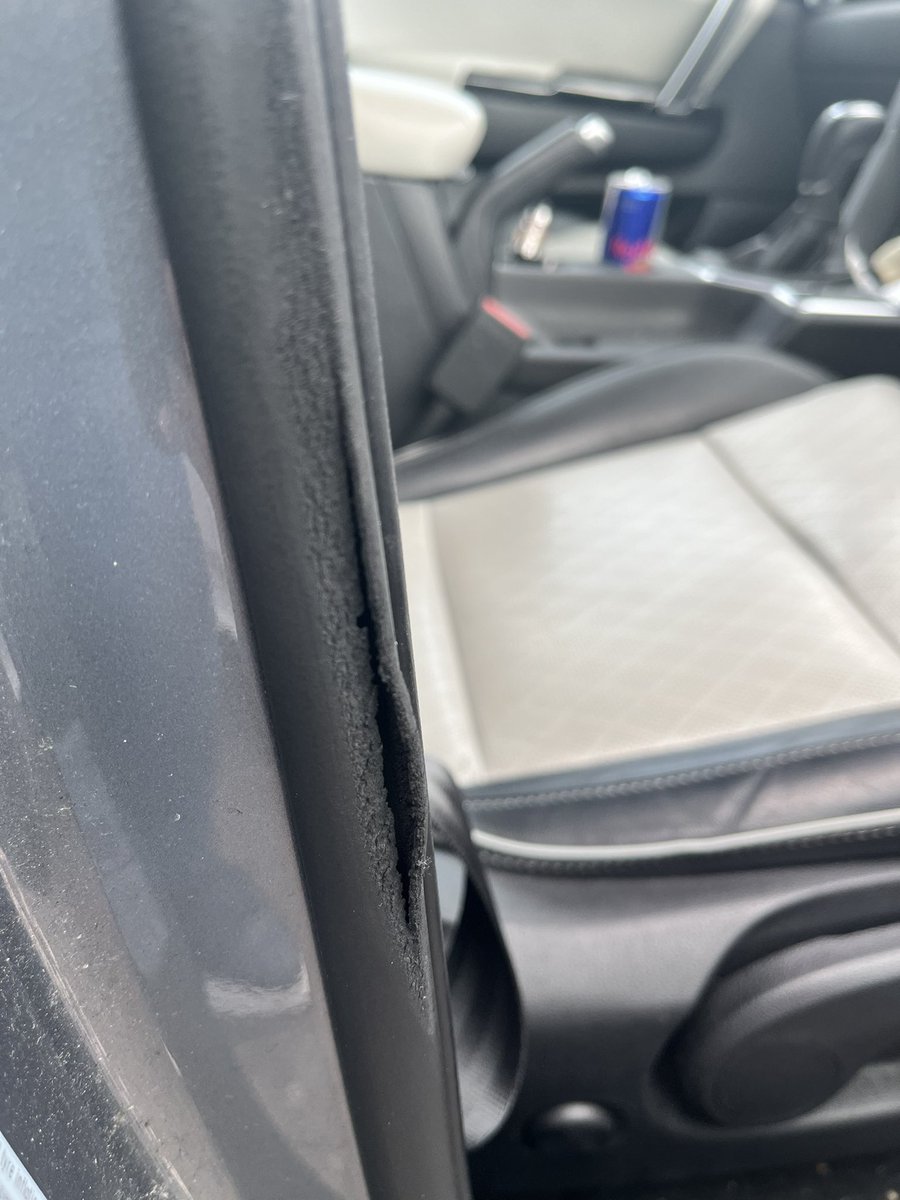 S_P66's tweet photo. @KiaUK @Kia_Worldwide @parksmotorgroup @ArnoldClark 
£140 diagnostic fee quoted to have someone tell me if the worn door trim on my under 3 years old Sportage (less than 16,000 miles) is covered under warranty or not. 5 min job to look at….what diagnostics need run? No thanks !! https://t.co/qZtfF35UZM