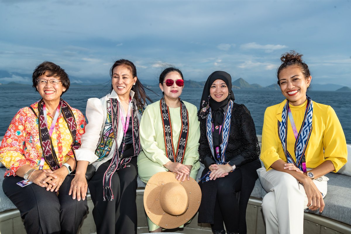 puanmaharani_ri's tweet photo. Menjamu para pimpinan parlemen se-ASEAN di AIPA Leader’s Interface Meeting 2023 di atas kapal Lako Sae yang berlayar dari dermaga menuju Pulau Kalong, NTT… 🫰🏻

Dengan bangga saya menjamu seluruh delegasi sambil menikmati indahnya sunset dan makan malam di atas kapal… 😊 https://t.co/h3qtCZLbtn