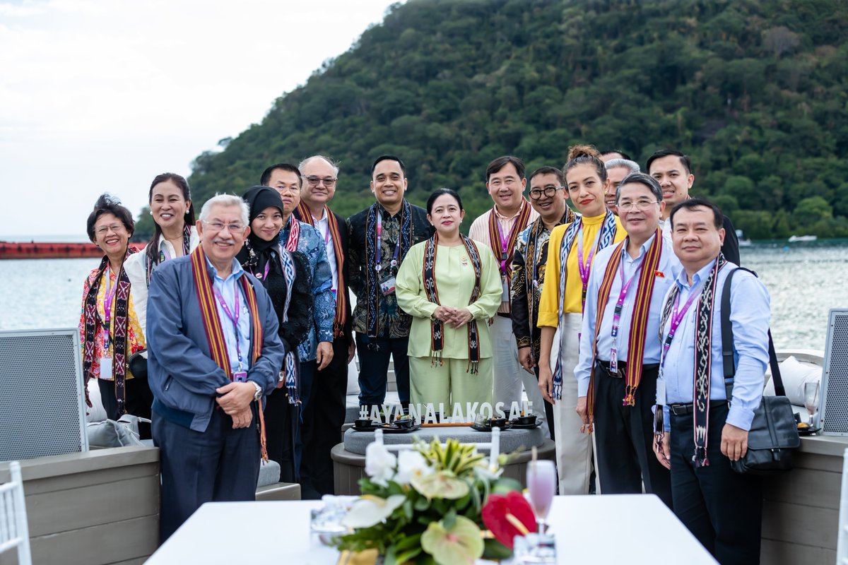puanmaharani_ri's tweet photo. Menjamu para pimpinan parlemen se-ASEAN di AIPA Leader’s Interface Meeting 2023 di atas kapal Lako Sae yang berlayar dari dermaga menuju Pulau Kalong, NTT… 🫰🏻

Dengan bangga saya menjamu seluruh delegasi sambil menikmati indahnya sunset dan makan malam di atas kapal… 😊 https://t.co/h3qtCZLbtn