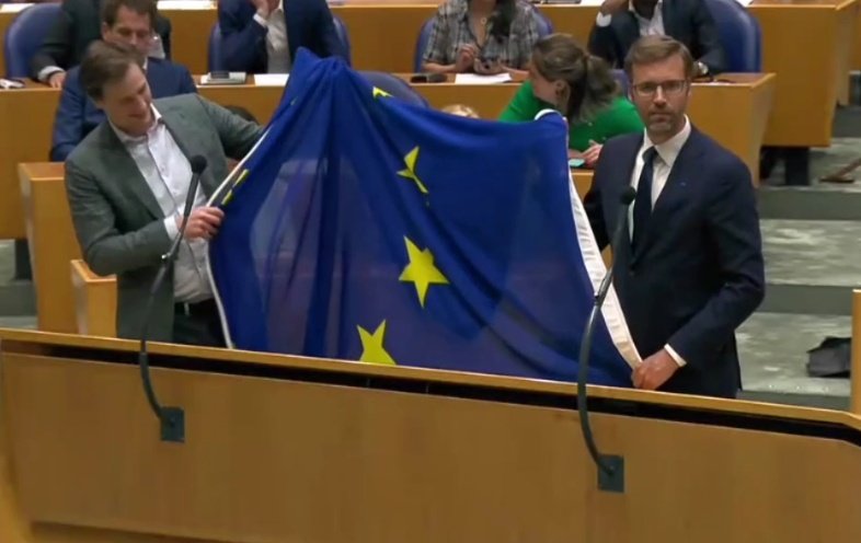 Sjoerdsma die met de EU-DICTATUUR vlag zwaait in het parlement.

Doe een ❤️ &amp; RT als je deze GEK achter slot en grendel wil voor LANDVERRAAD!