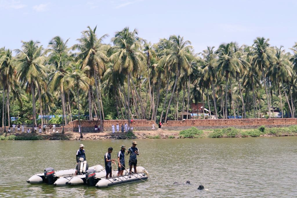 IN_HQSNC's tweet photo. #MalappuramBoatAccident.
Day 2. #DivingOps by Naval divers were continued throughout the day. 90,000 sqm of backwater thoroughly searched with DHNS along with physical sea bed searches & towed diver searches. Nil bodies located. Search operations called off by Dist Authorities. https://t.co/zHkBvbJNtX