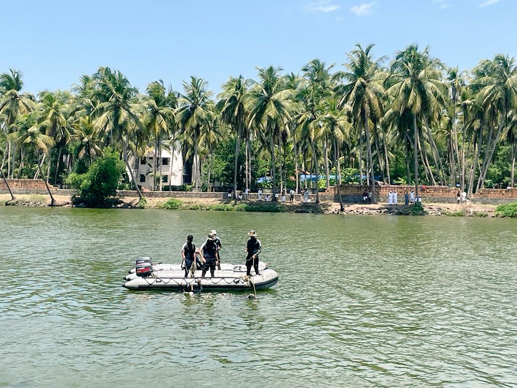 IN_HQSNC's tweet photo. #MalappuramBoatAccident.
Day 2. #DivingOps by Naval divers were continued throughout the day. 90,000 sqm of backwater thoroughly searched with DHNS along with physical sea bed searches & towed diver searches. Nil bodies located. Search operations called off by Dist Authorities. https://t.co/zHkBvbJNtX