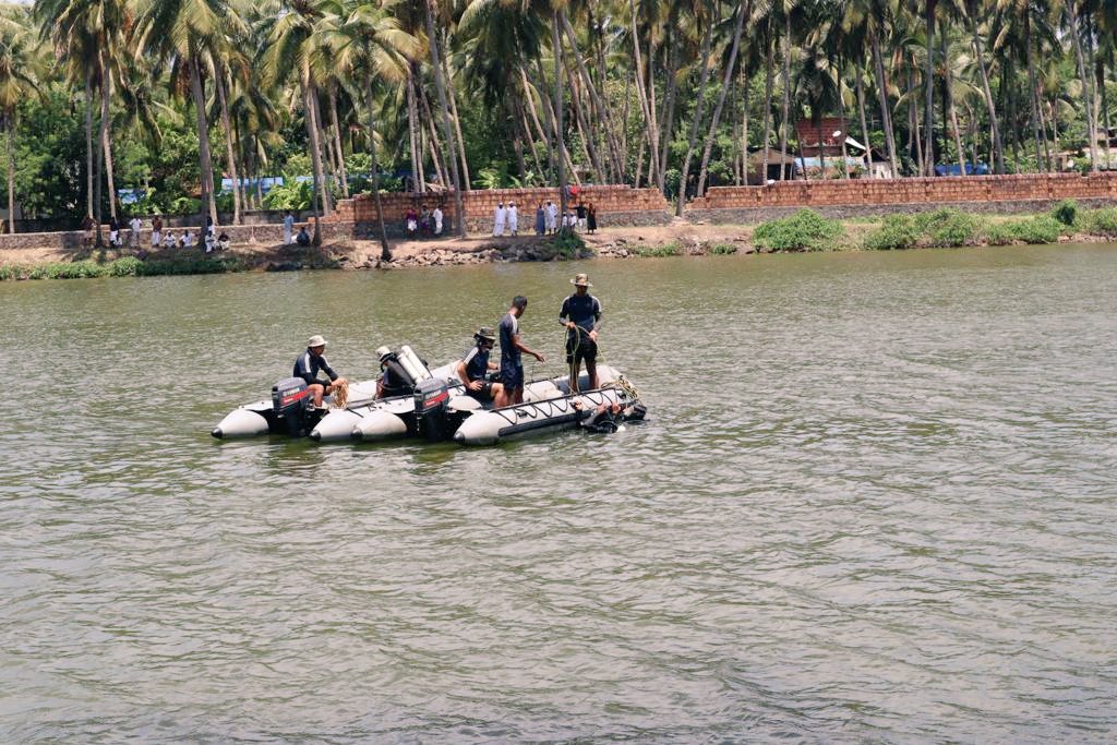 IN_HQSNC's tweet photo. #MalappuramBoatAccident.
Day 2. #DivingOps by Naval divers were continued throughout the day. 90,000 sqm of backwater thoroughly searched with DHNS along with physical sea bed searches & towed diver searches. Nil bodies located. Search operations called off by Dist Authorities. https://t.co/zHkBvbJNtX