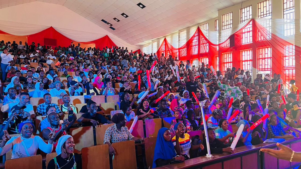 AgbaExtro's tweet photo. Check out the happy faces of students of Federal polytechnic Offa, Kwara, coming out to show their talents with itel P40. #itelinOffaPoly https://t.co/GL683r95LN