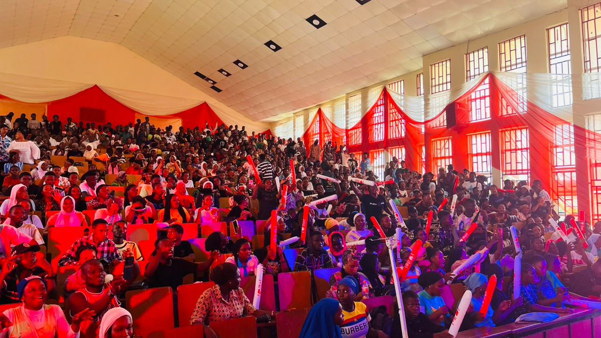 AgbaExtro's tweet photo. Check out the happy faces of students of Federal polytechnic Offa, Kwara, coming out to show their talents with itel P40. #itelinOffaPoly https://t.co/GL683r95LN