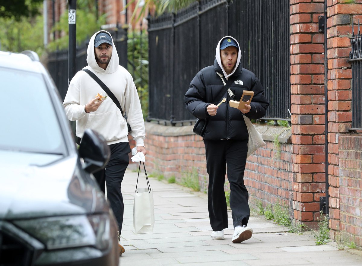 hsdcandids's tweet photo. More of Harry and Brad out in London - May 8 https://t.co/VAFbeyIdzr