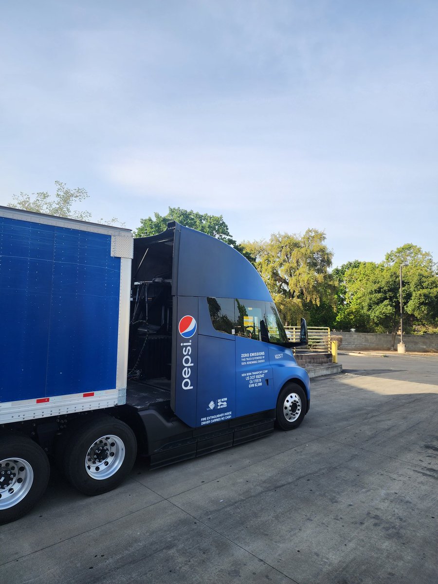pachecobiz's tweet photo. First time seeing one in this area...gettng work done. #teslasemi https://t.co/v5XDiZOw78