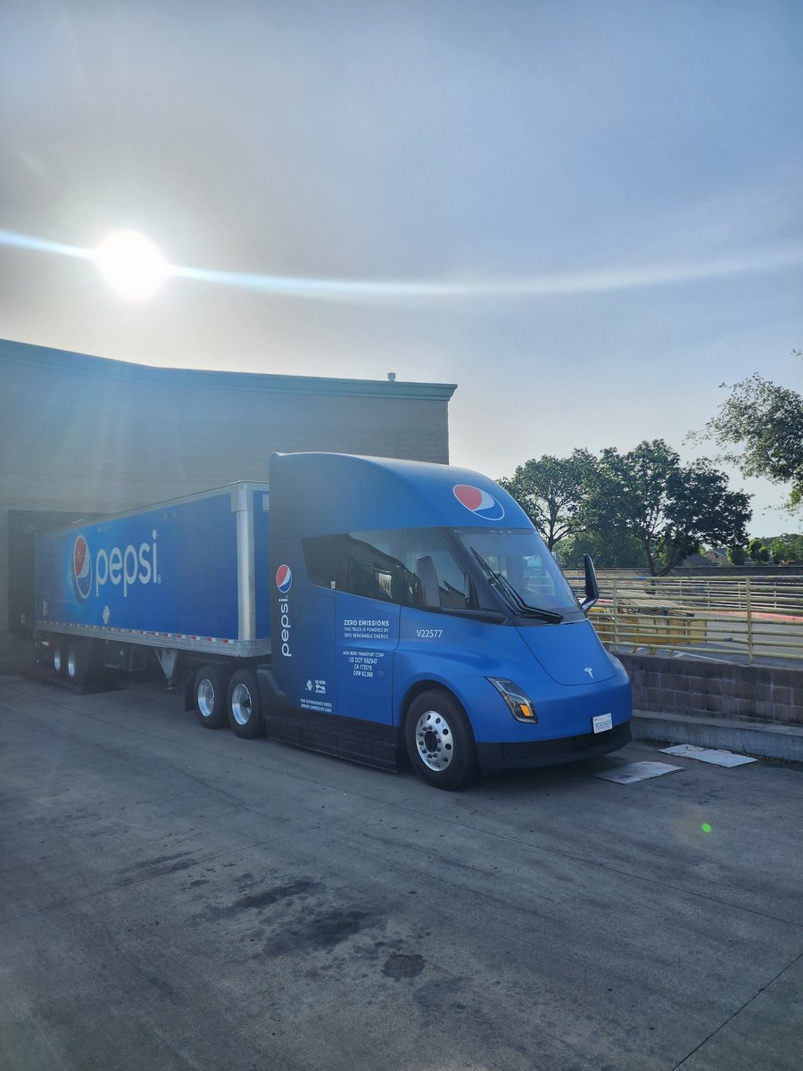 pachecobiz's tweet photo. First time seeing one in this area...gettng work done. #teslasemi https://t.co/v5XDiZOw78