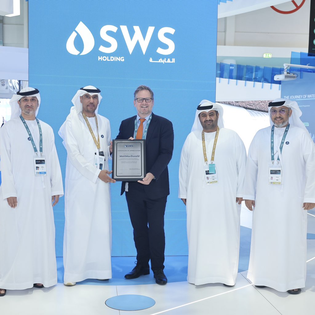 قام الرئيس التنفيذي والعضو المنتدب للشركة القابضة لحلول المياه المستدامة، المهندس أحمد الشامسي، بتقديم شهادات التكريم لعدد مقاولين، تقديراً لمساهماتهم المتميزة في دعم رؤيتنا لنكون شركة رائدة في توفير حلول المياه المستدامة.
#المؤتمر_العالمي_للمرافق #الاقتصاد_الدائري
