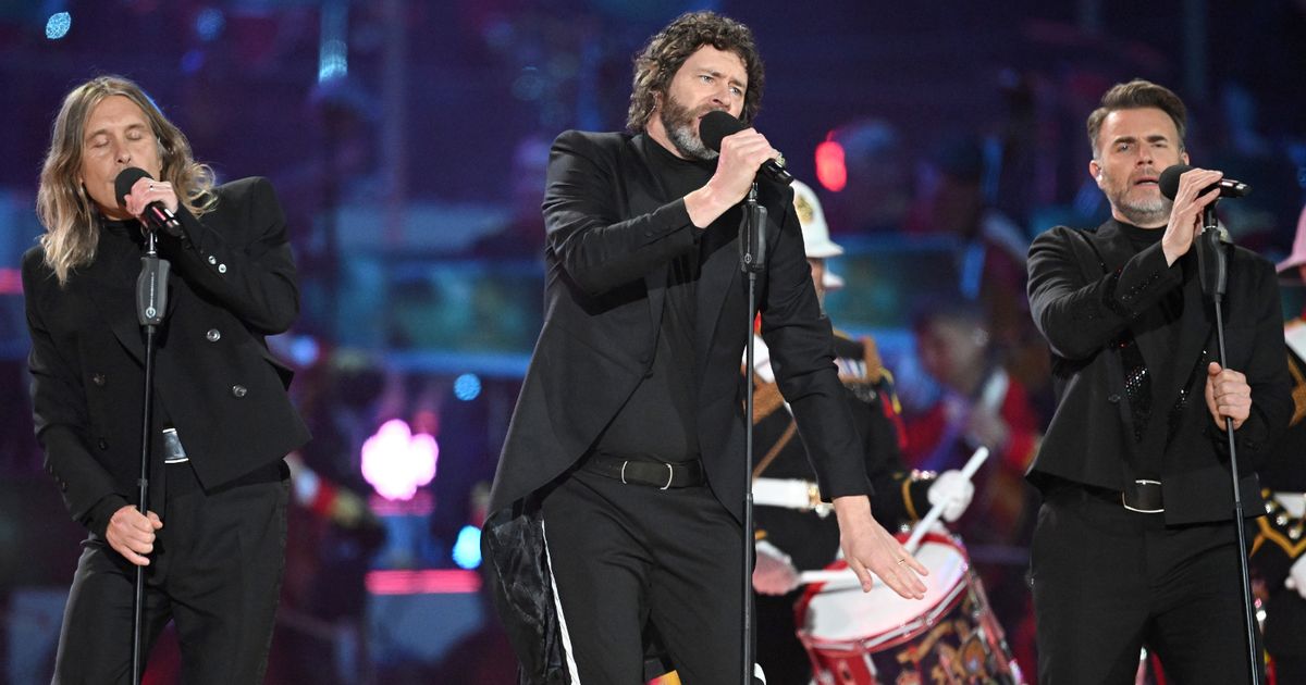 MirrorCeleb's tweet image. Take That's Howard slams fan who mocks his looks after #CoronationConcert mirror.co.uk/3am/celebrity-…