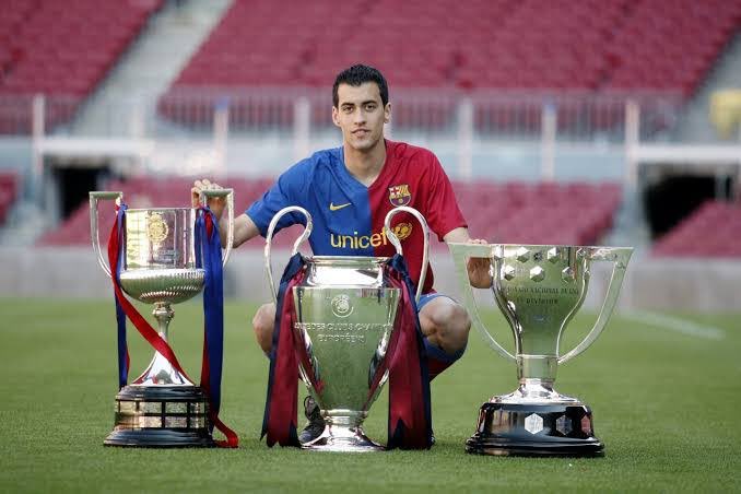No mucking about, just pure class, technicality and the absolute pinnacle of footballing IQ. His very own profile, and every managers dream.

No one’s made football look quite as effortless as Sergio Busquets. 

The end of a beautiful era. 💙❤️