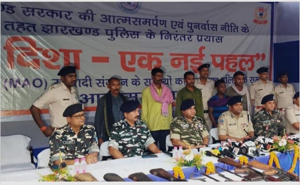 29BnSSB_INDIA's tweet photo. 29वीं वाहिनी #SSB गया बिहार,190वी Bn #CRPF एवं चतरा #झारखंडपुलिस के संयुक्त प्रयास से 500000 /- रुपए का इनामी पांच  सक्रिय हार्डकोर नक्सलियों ने अत्याधुनिक हथियारों, संचार उपकरणों के साथ 
#ऑपरेशननईदिशा के अंतर्गत आत्मसमर्पण किया।
@PMOIndia 
@SSB_INDIA 
@ssbpatna 
@ShqGaya https://t.co/Tt65eriYM5
