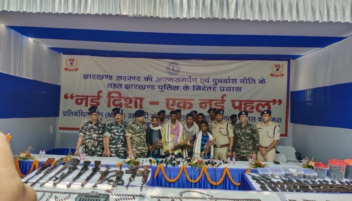 29BnSSB_INDIA's tweet photo. 29वीं वाहिनी #SSB गया बिहार,190वी Bn #CRPF एवं चतरा #झारखंडपुलिस के संयुक्त प्रयास से 500000 /- रुपए का इनामी पांच  सक्रिय हार्डकोर नक्सलियों ने अत्याधुनिक हथियारों, संचार उपकरणों के साथ 
#ऑपरेशननईदिशा के अंतर्गत आत्मसमर्पण किया।
@PMOIndia 
@SSB_INDIA 
@ssbpatna 
@ShqGaya https://t.co/Tt65eriYM5
