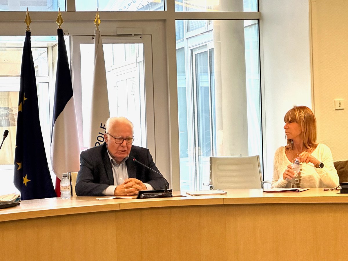 JPGiran's tweet photo. Élu il y a tout juste quelques jours à la Présidence de notre @metropoleTPM, j’ai souhaité rencontrer dès cet après-midi, en compagnie du Directeur Général des Services, les différents Directeurs Généraux Adjoints de la collectivité. #MetropoleTPM https://t.co/7kwTOufk3Q