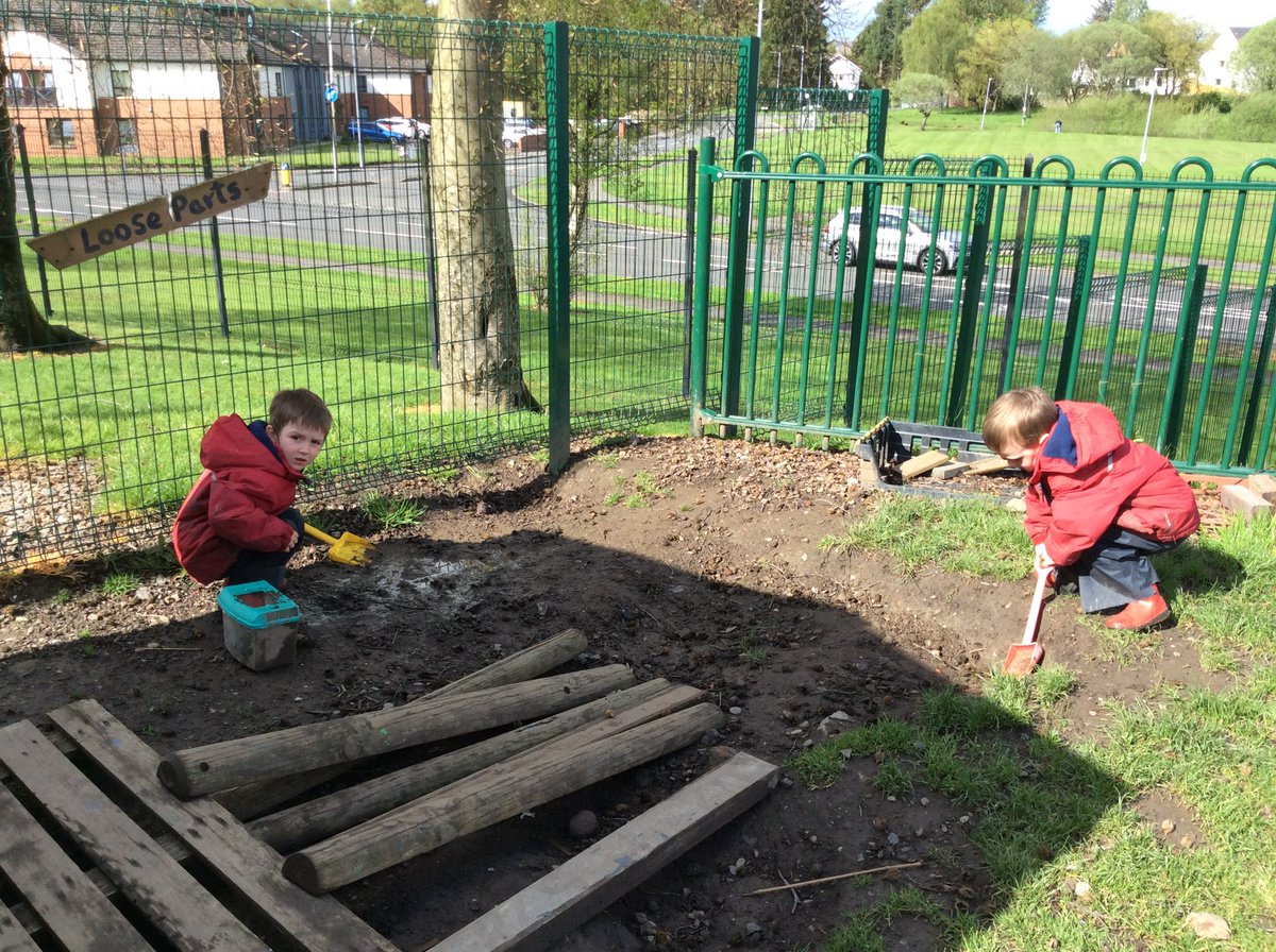 We are digging to find mini beasts. We are learning about what creatures live in our garden and what they are called. #connectingwithnature #active