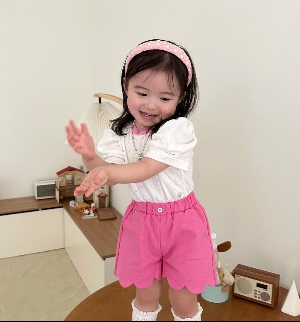 khayalangit's tweet photo. Terakhir bertemu Bulan waktu yang di foto kiri, ternyata dia sekarang sudah sebesar yang kanan.

I miss you so much, Rembulan. https://t.co/eqjnILNUWc