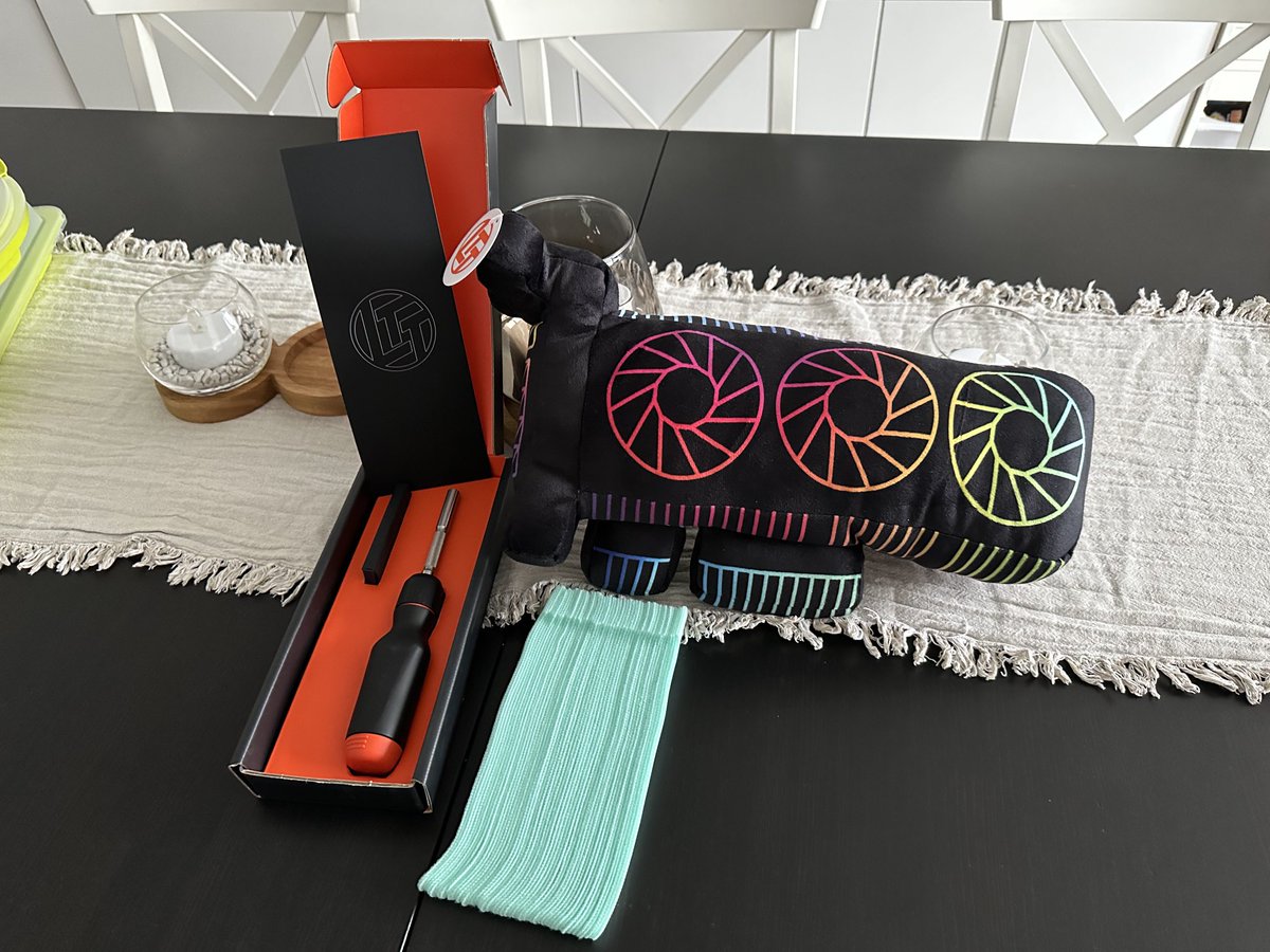 Autixz's tweet photo. It has finally arrived! Thank you Linus! I love it! ⁦@LinusTech⁩ ⁦ https://t.co/gr1nQrKsXq