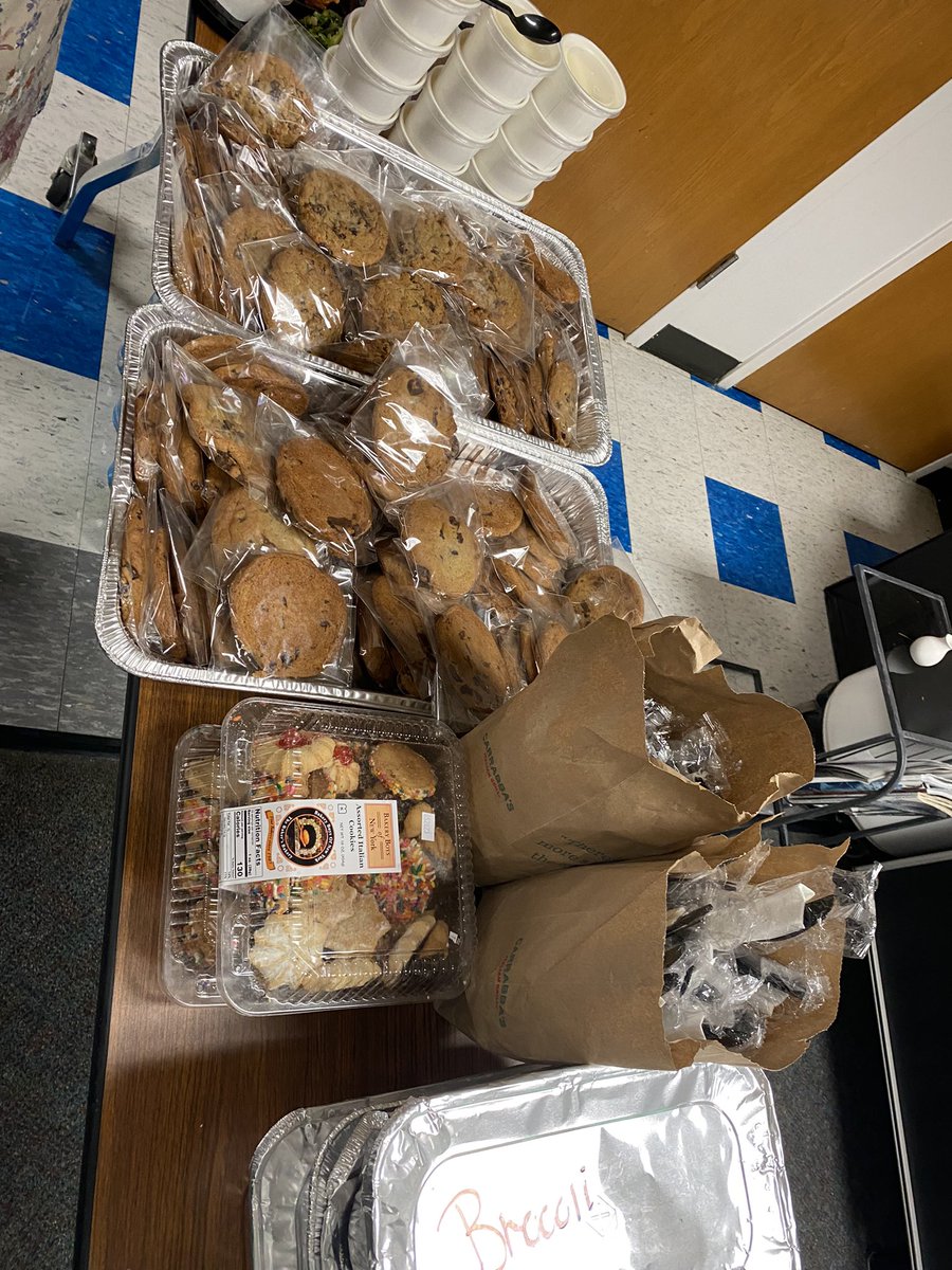 DurantRoadES's tweet photo. Our teachers will be eating great today! Carrabba’s lunch provided by the @JWFamFoundation! Thank you and @JohnWall for loving our school! @DresPta @NorthernAreaWC #wcpssthankateacher https://t.co/apolGVdmFd