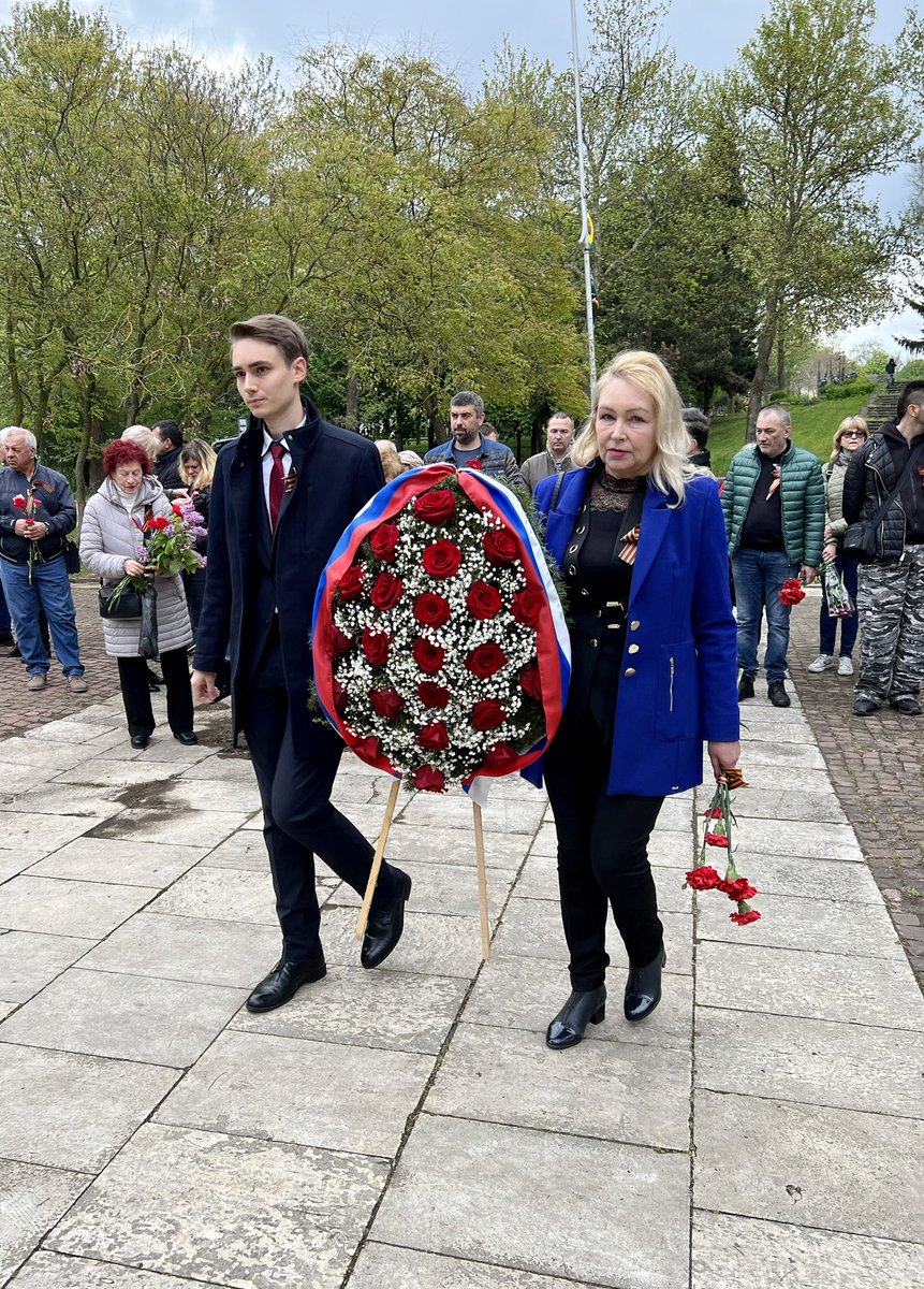 RusConsVarna's tweet photo. 9 мая по поводу празднования Дня Победы вице-консул Г.Карлов и атташе П.Юхтанов приняли участие в церемониях возложения венков и цветов в городах Варна и Добрич. https://t.co/xRX1HtfUF8