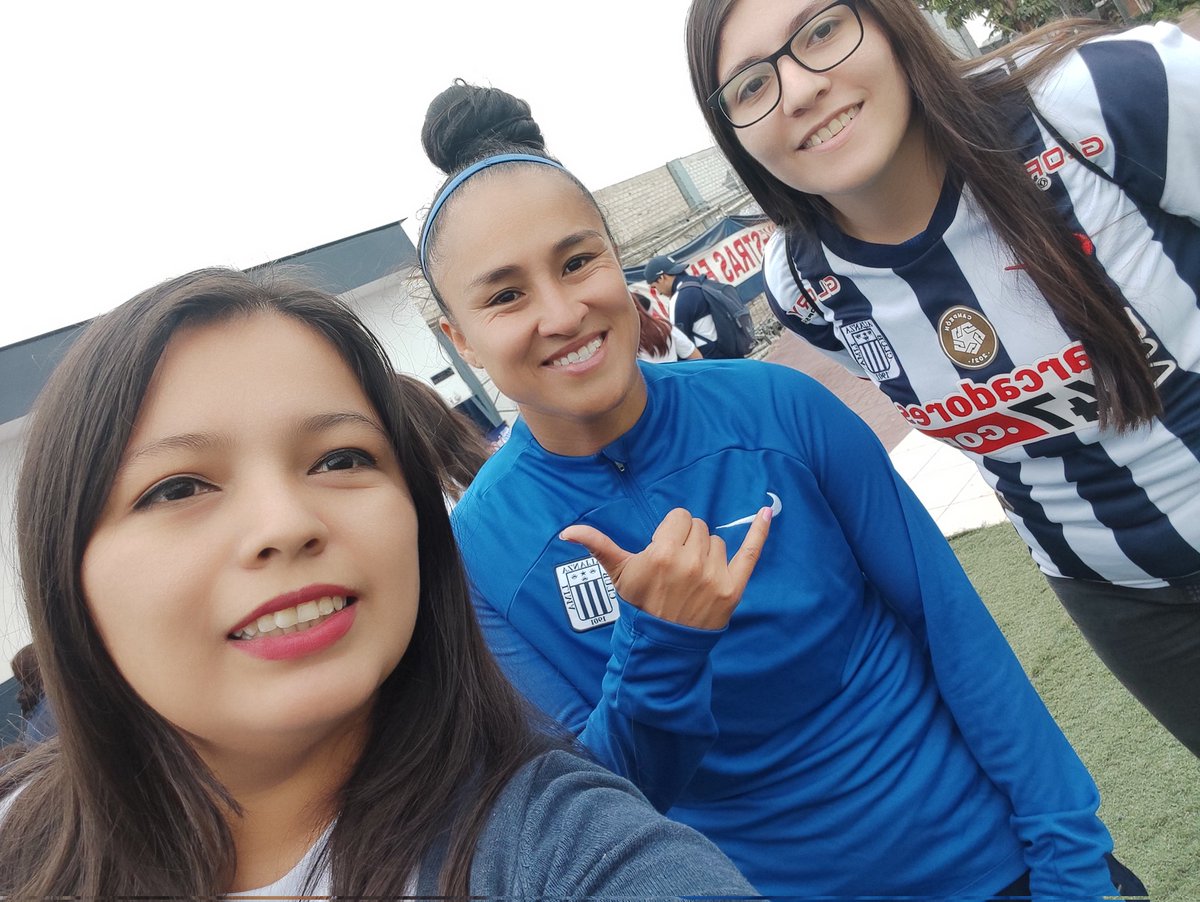 Nelly_As's tweet photo. Empezando el día en Matute con las chicas de  @AlianzaLimaFF  en la primera experiencia blanquiazul 💙🤍💙 https://t.co/tBV2kDj5hO