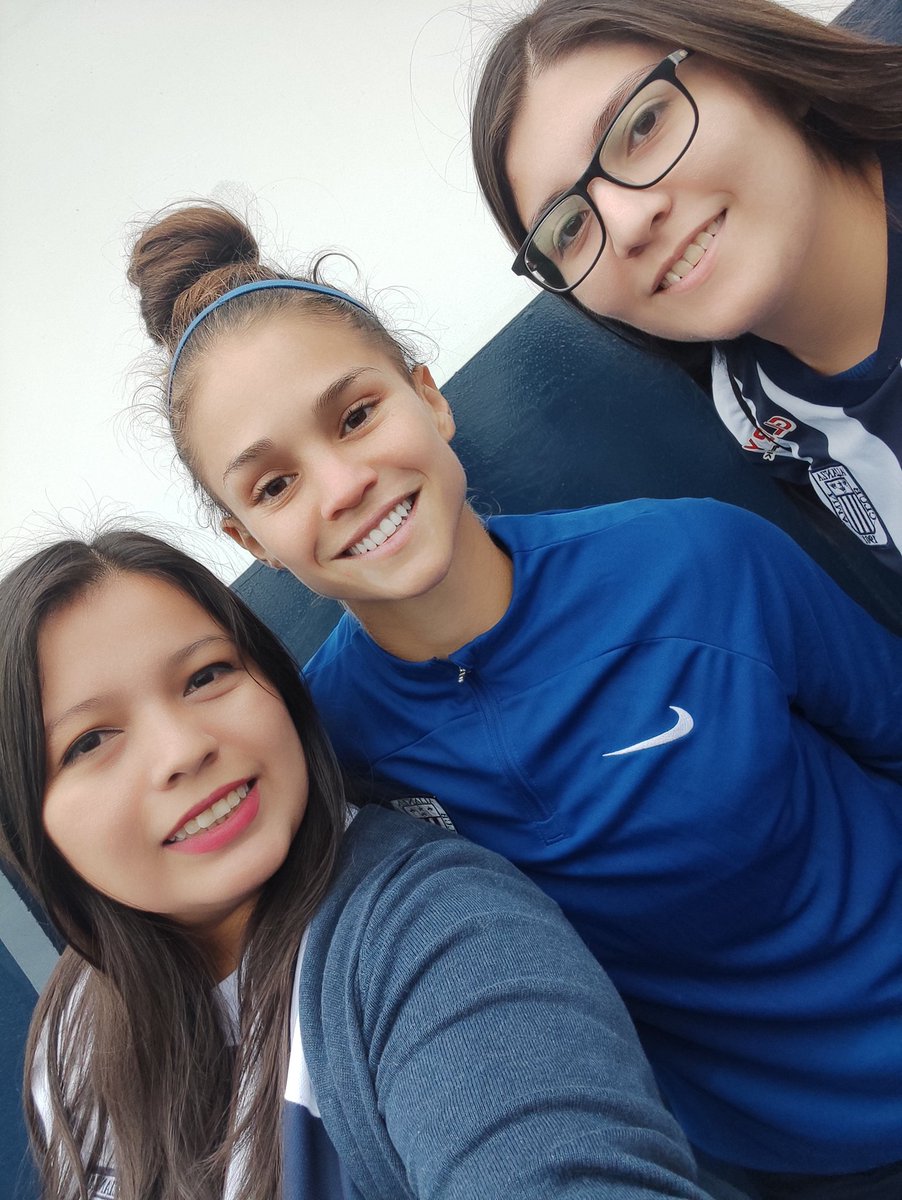 Nelly_As's tweet photo. Empezando el día en Matute con las chicas de  @AlianzaLimaFF  en la primera experiencia blanquiazul 💙🤍💙 https://t.co/tBV2kDj5hO