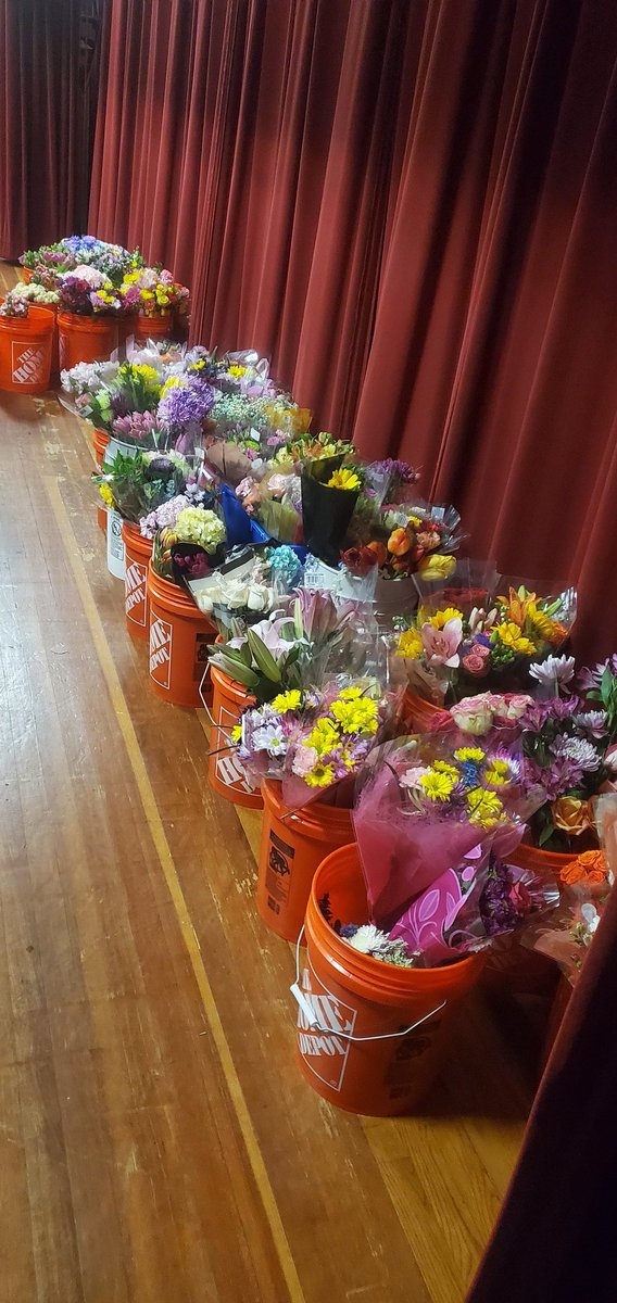 MonninBrent's tweet photo. Thank you to all of our students and parents for providing flowers for all of our staff at Chestnut for staff appreciation week. Our PTA parents are busy assembling bouquets on our stage as we speak and we are then hand delivering them to every adult in the building https://t.co/PzEndWBL6t