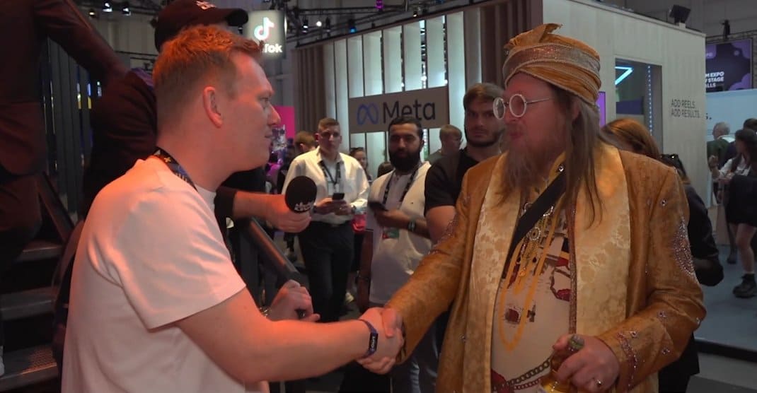 comicschau's tweet photo. Was für ein Aufeinandertreffen! Knossi trifft auf der #OMR23 King Thomas und unterhält sich vor laufender Kamera kurz mit ihm. Das gefällt aber nicht allen Fans.

👉 Hier lesen: https://t.co/DnO1pwIkuV

#kingthomas #knossi #omr2023 #telemedial #tamdance https://t.co/hp8EcN15nJ