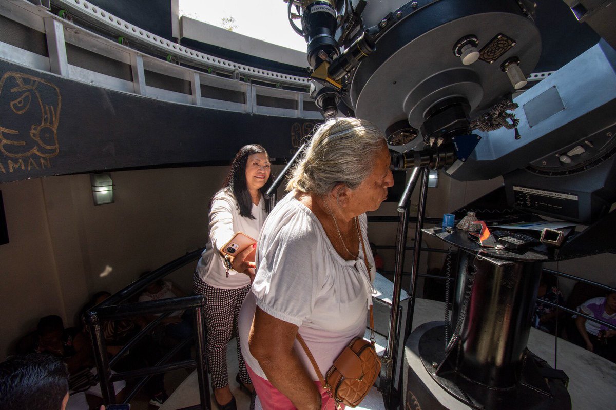 MildredAvilaVer's tweet photo. 🪐Este lunes iniciamos la semana con la celebración del día de la madre junto al diputado @HumbertoAldana7 en el @PlanetarioCun donde las consentimos con una visita al domo, al Observatorio astronómico, la sala maya, entre otras actividades que nos ofrece #Kayok. https://t.co/mjz9s3eBMJ