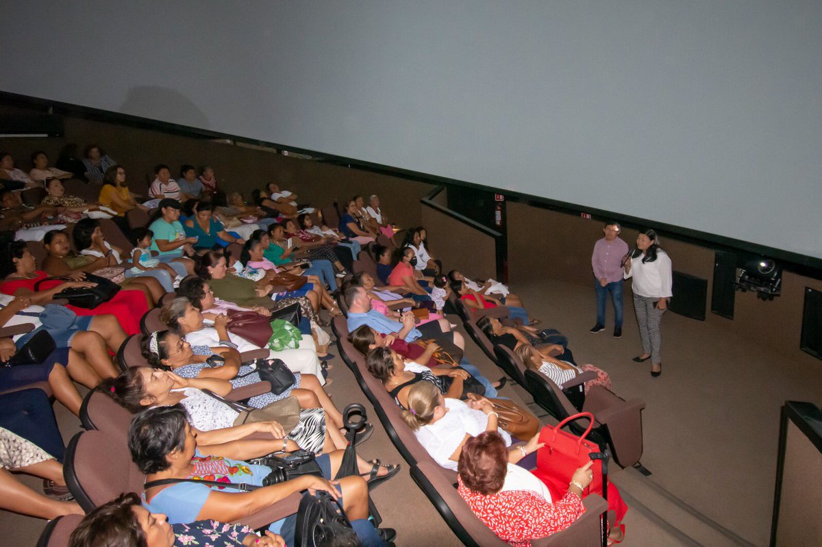 MildredAvilaVer's tweet photo. 🪐Este lunes iniciamos la semana con la celebración del día de la madre junto al diputado @HumbertoAldana7 en el @PlanetarioCun donde las consentimos con una visita al domo, al Observatorio astronómico, la sala maya, entre otras actividades que nos ofrece #Kayok. https://t.co/mjz9s3eBMJ
