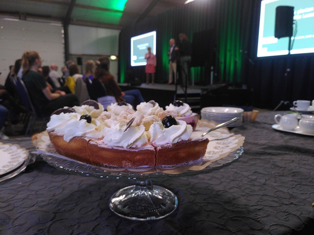 greenacademyHAS's tweet photo. Het lectoraat Gezonde plant op een vitale en duurzame bodem van #HASgreenacademy is haar 2e termijn ingegaan en houdt vandaag een #netwerkevent voor HAS'ers én het werkveld om dit te vieren. Hoogtepunt: de onthulling van de nieuwe naam van het lectoraat: De levende bodem werkt! https://t.co/3OGJCkIE4d