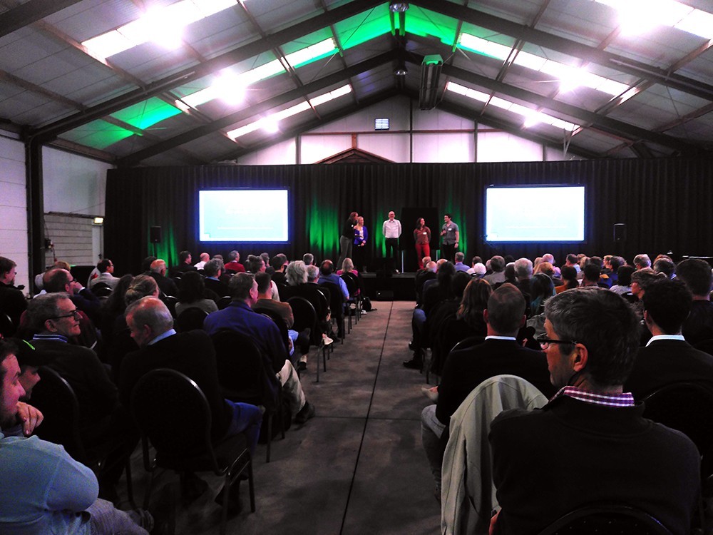 Het lectoraat Gezonde plant op een vitale en duurzame bodem van #HASgreenacademy is haar 2e termijn ingegaan en houdt vandaag een #netwerkevent voor HAS'ers én het werkveld om dit te vieren. Hoogtepunt: de onthulling van de nieuwe naam van het lectoraat: De levende bodem werkt!