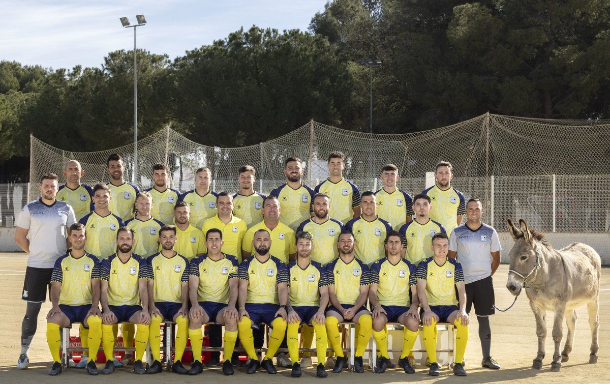 MaribanezFC's tweet photo. ¡Ya tenemos foto de equipo oficial! 📸 Os presentamos al 'Maribáñez, el peor equipo del mundo' y estos son todos sus integrantes ⚽️🙌 ¡Dentro hilo! 

#YoSoyMaribáñez 🏆 https://t.co/UxCW7C8waJ https://t.co/2EpA4KlnGx
