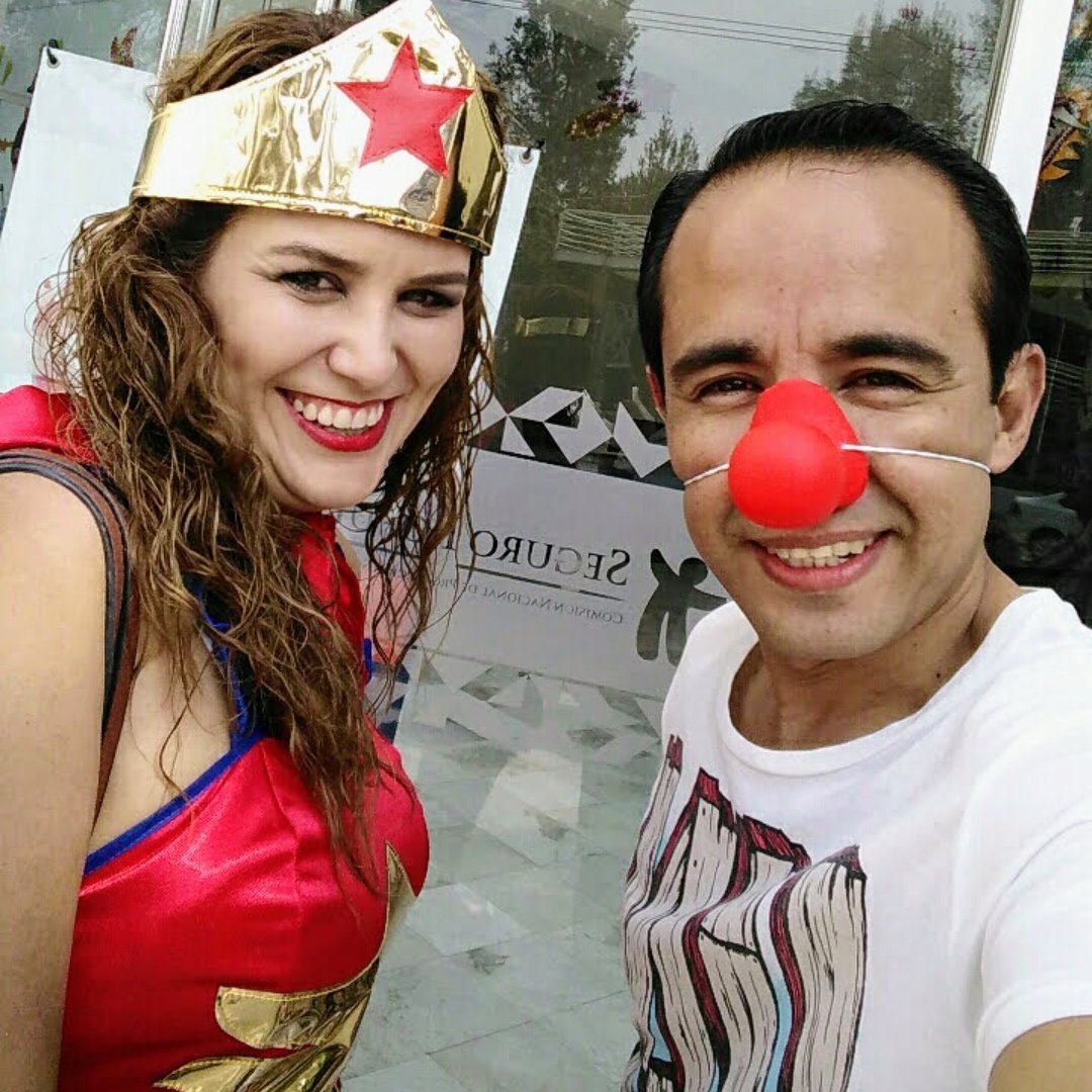 Te extraño mucho.
Y haces falta. 
Y duele tu ausencia.
Y tu risa aún suena.

Feliz cumpleaños hasta el cielo, Ceci.