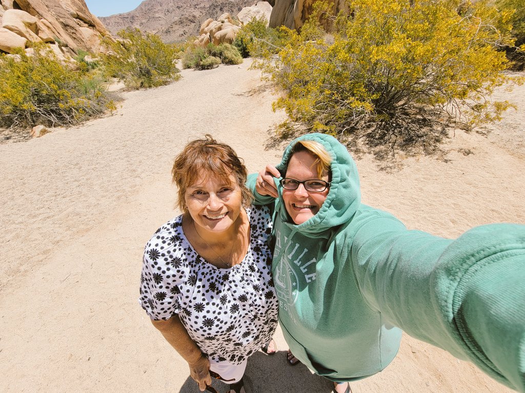 MandaBrown's tweet photo. Needed a little R&amp;R, Joshua Tree never disappoints, and I got to hang with my aunt! 🏜 https://t.co/Uzp1W075GE