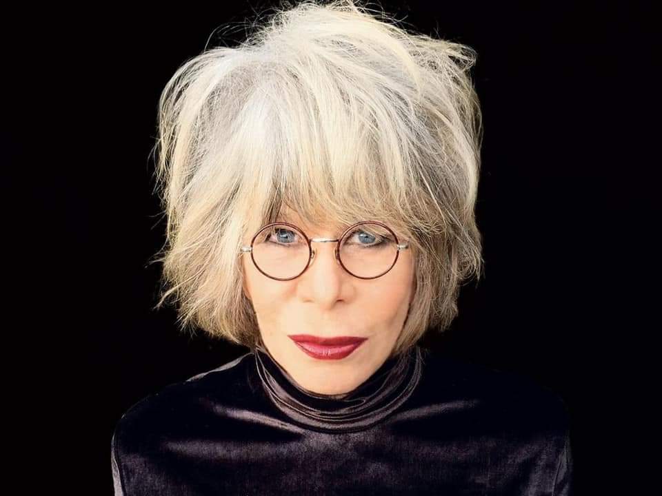 Rita Lee (1947-2023).
“Quando eu morrer, posso imaginar as palavras de carinho de quem me detesta. Algumas rádios tocarão minhas músicas sem cobrar jabá, colegas dirão que farei falta no mundo da música, quem sabe até dêem meu nome para uma rua sem saída”.