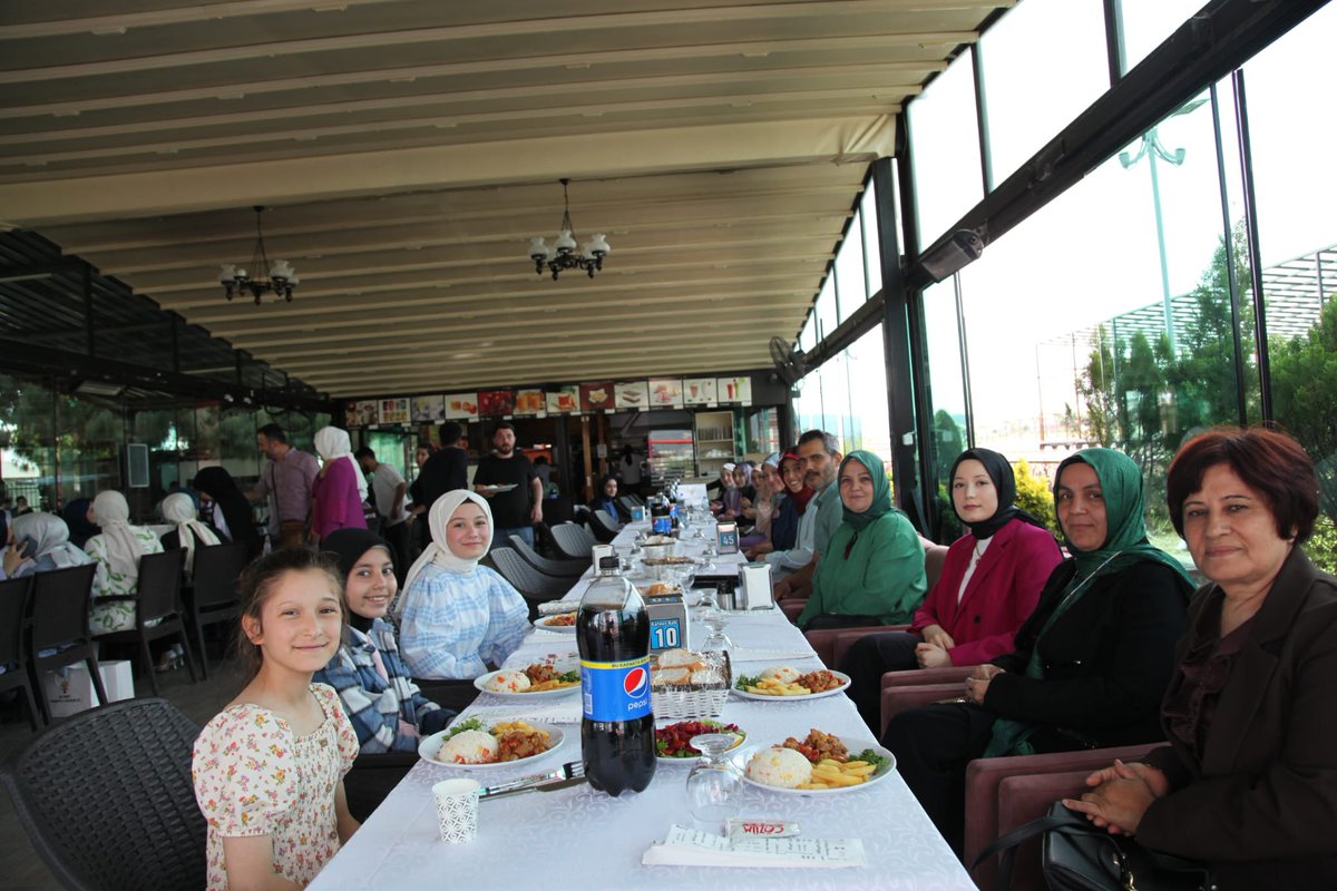 GulsoySeydi's tweet photo. #Osmaniye’mizde ilk kez oy kullanacak olan genç kardeşlerimizle bir araya geldik. 

Geleceğin Türkiye’sini emanet edeceğimiz gençlerimize güvenimiz tam. 😎

Gençler #DoğrusuAKParti diyor. 🇹🇷 https://t.co/yOGfDldkET